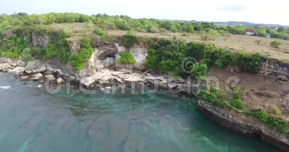 巴厘岛海岸的足迹巨大的悬崖和海浪撞击4k视频的预览图
