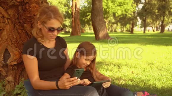 女人用无线网络和女儿视频的预览图