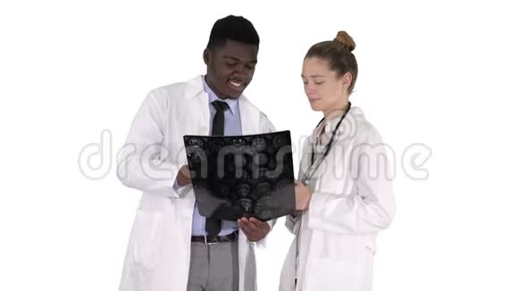 嘲笑医生在白色背景下研究X光视频的预览图