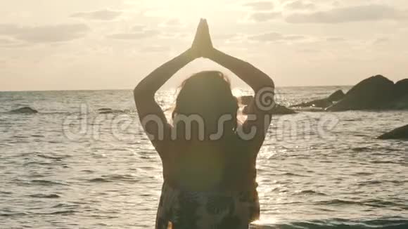 女孩在海洋的背景下把双臂举过头顶视频的预览图