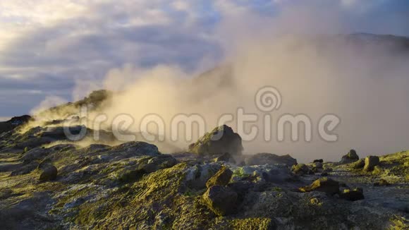 火山蒸汽从地下喷发地下地热活动视频的预览图