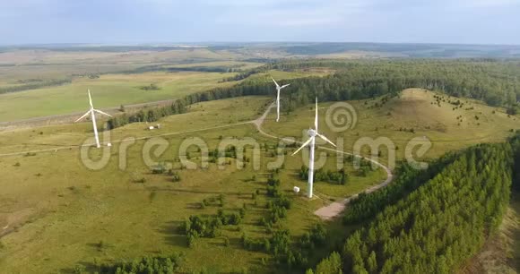 绿色可再生能源理念风力涡轮机旋转的鸟瞰图俄罗斯风驱动的复印机视图视频的预览图