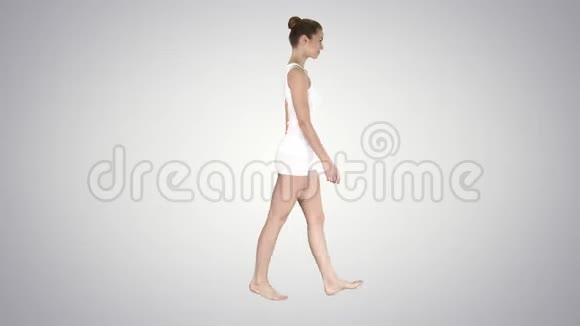 一名女性穿着渐变背景的渐变衣服赤脚行走视频的预览图