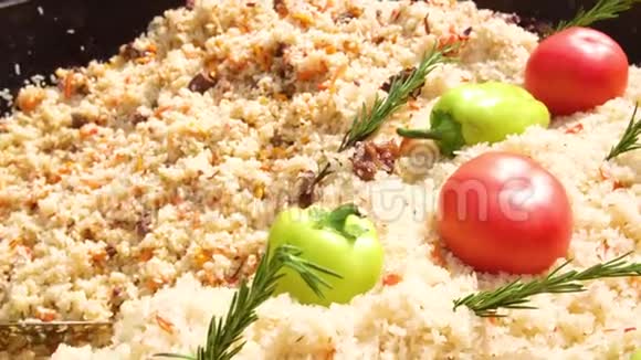 在一个巨大的大锅里放着牛肉番茄酱和大胡椒粉街头节日新鲜食物视频的预览图