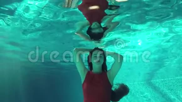 穿红色裙子的女人在水下视频的预览图