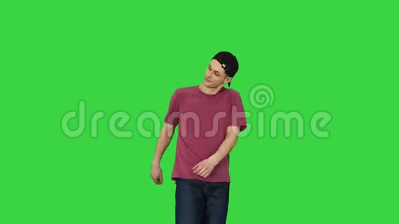 白人男子说唱歌手做一些时尚的轻舞在绿色屏幕Chroma键视频的预览图