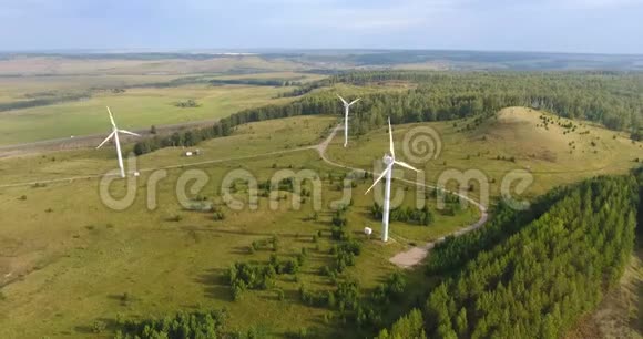 俄罗斯用风力涡轮机和田野俯瞰夏季乡村风车或风力发电技术概念视频的预览图