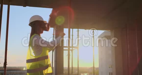 女工程师戴VR头盔管理建筑工程视频的预览图