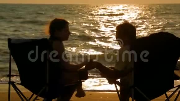 日落前在海上接吻视频的预览图