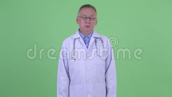 疲惫成熟的日本男医生打哈欠和伸展视频的预览图