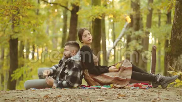 秋天年轻漂亮的老夫妇微笑着玩复古时髦浪漫情侣视频的预览图