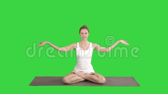 放松的女人在瑜伽的位置把手放在一起冥想一个绿色的屏幕Chroma键视频的预览图