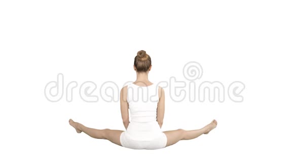 美丽的年轻女子穿着运动服练习瑜伽坐在白色背景上的莲花姿势视频的预览图