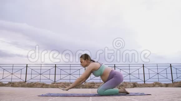 孕妇做所有四种姿势的瑜伽未来的妈妈练习伸展运动视频的预览图
