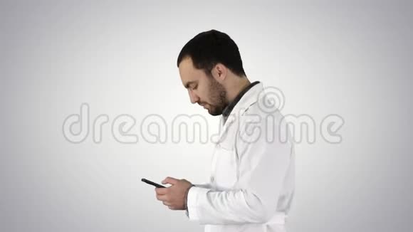 男医生一边走一边看手机屏幕一边唱着最后的渐变视频的预览图