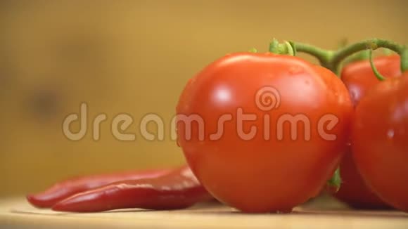 木制托盘上的番茄和辣椒视频的预览图