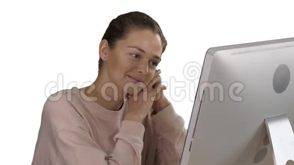 女人在电脑上看视频在白色背景上笑视频的预览图