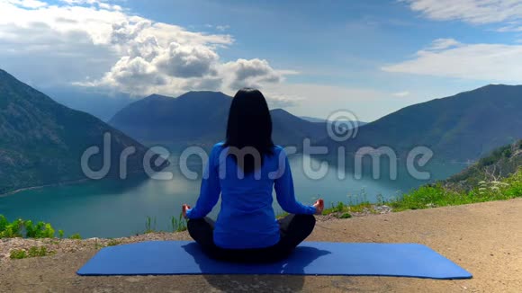 山区女瑜伽视频的预览图