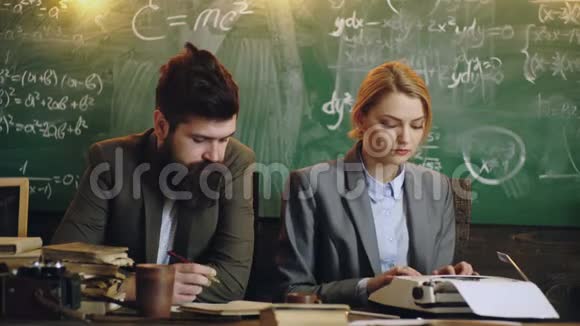 纪律观念有胡子的男人拿着笔性感的女老师在打字机上打印背景上有黑板视频的预览图