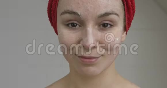 用滋养面膜护理皮肤视频的预览图
