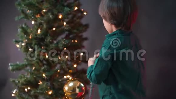 孩子在圣诞树上挂了一个圣诞玩具视频的预览图