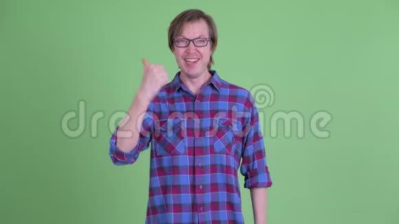 快乐的年轻时髦男人在竖起大拇指和向下大拇指之间做出选择视频的预览图