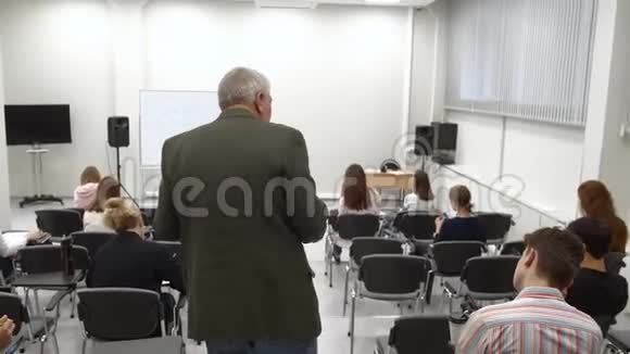 教授走在教室里讲课视频的预览图