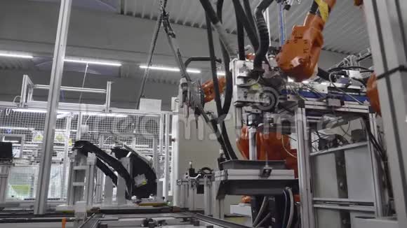 自动机器人中心前照灯的生产机器人粘合前照灯视频的预览图