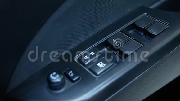 汽车手指按压按钮控制和调整窗口的特写技术和运输理念视频的预览图