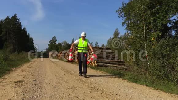 森林官员封锁了森林道路视频的预览图