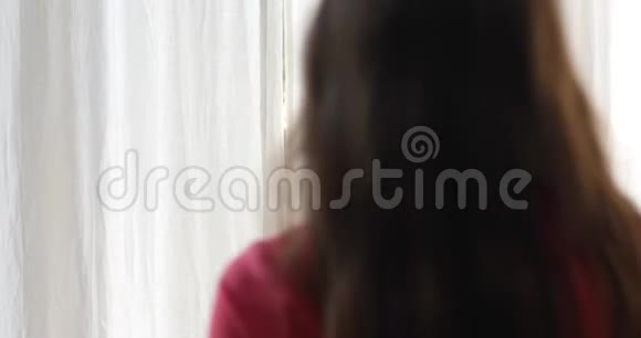女人打开窗户看着街道视频的预览图