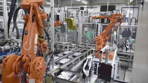 汽车自动化工业机器人中心前照灯的胶水视频的预览图