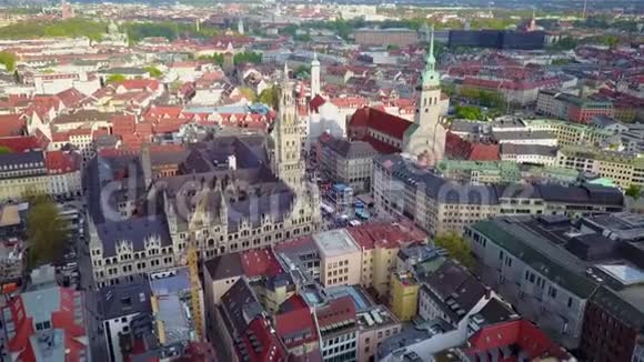 慕尼黑著名地标Frauenkirche的空中拍摄视频的预览图