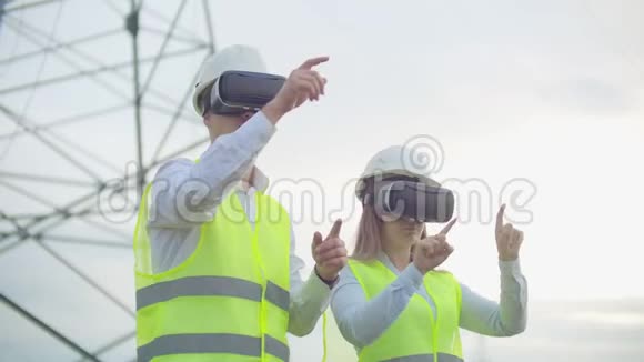 工程师们使用三维虚拟现实眼镜处理增强现实男女工程师使用虚拟现实眼镜视频的预览图