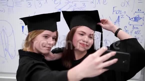 两名学生在大学打电话拍照视频的预览图