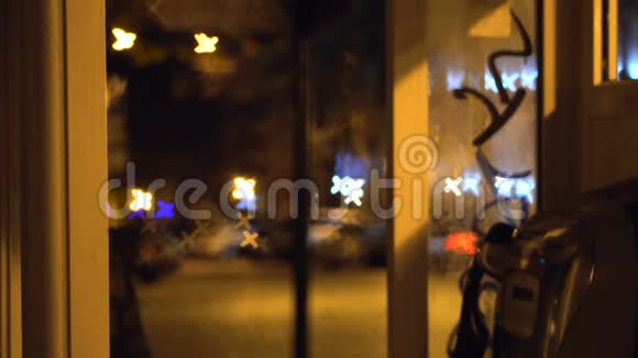 年轻人在夜间城市的电话亭里打电话和说话天气很冷视频的预览图