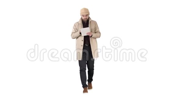 时尚的家伙在互联网上连接平板电脑在白色背景视频的预览图