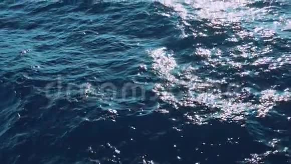 缓慢的莫的美丽阳光蓝色的深海波浪海面上真正的水波纹视频的预览图