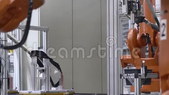 在自动化工业机械臂上生产前照灯粘合前照灯视频的预览图