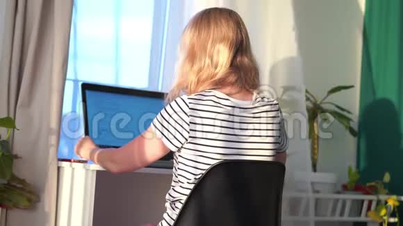 在家远程工作房间里的女人坐在笔记本电脑前在网上下订单现代明亮的斯堪的纳维亚人视频的预览图