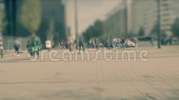 美丽的运动模糊了一群多种族的人在一个欧洲城市的街道上行走人群视频的预览图