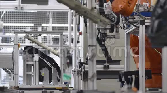 在自动化工业机器人中心生产前照灯机器人粘合视频的预览图