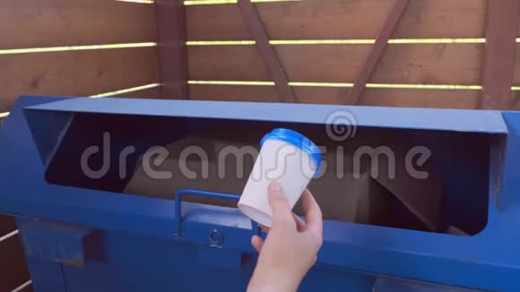 女人扔垃圾纸帽到回收垃圾箱视频的预览图