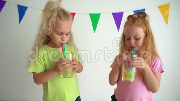 年轻女孩用杯子里的吸管喝果汁平滑相机镜头视频的预览图
