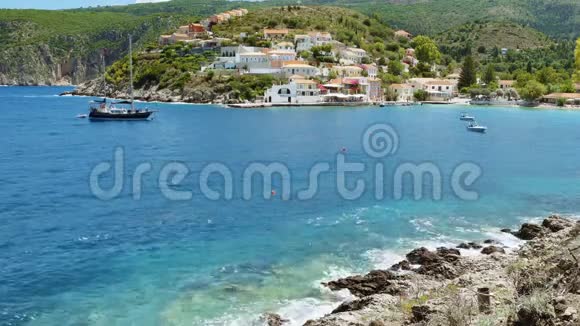 游艇帆船在地中海湾附近的希腊阿索斯村在基法洛尼亚岛海岸的背景旅费视频的预览图