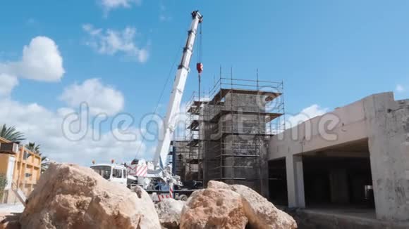 施工吊车在施工现场起吊荷载建造建筑物建筑工地的起重机工程视频的预览图