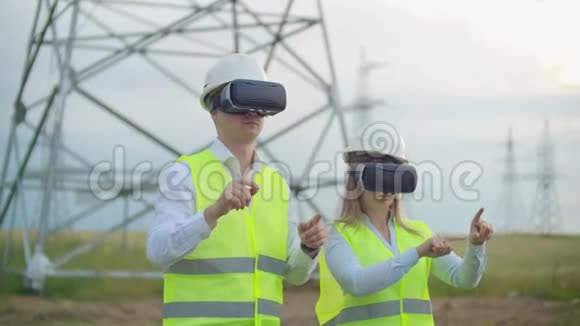 工程师们使用三维虚拟现实眼镜处理增强现实男女工程师使用虚拟现实眼镜视频的预览图