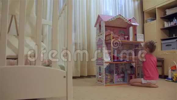 小女孩玩娃娃屋视频的预览图