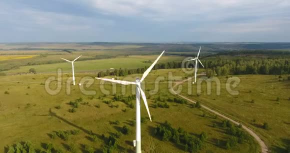 俄罗斯风力发电机的鸟瞰图风力涡轮机自然友好能源的象征风力发电机视频的预览图