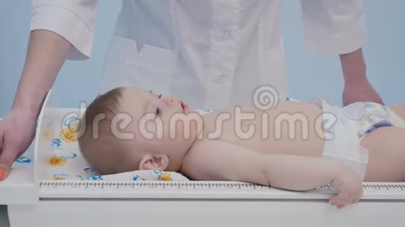 医生测量一个孩子的成长视频的预览图